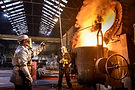 Lavoratori metalmeccanici vicino alla fornace