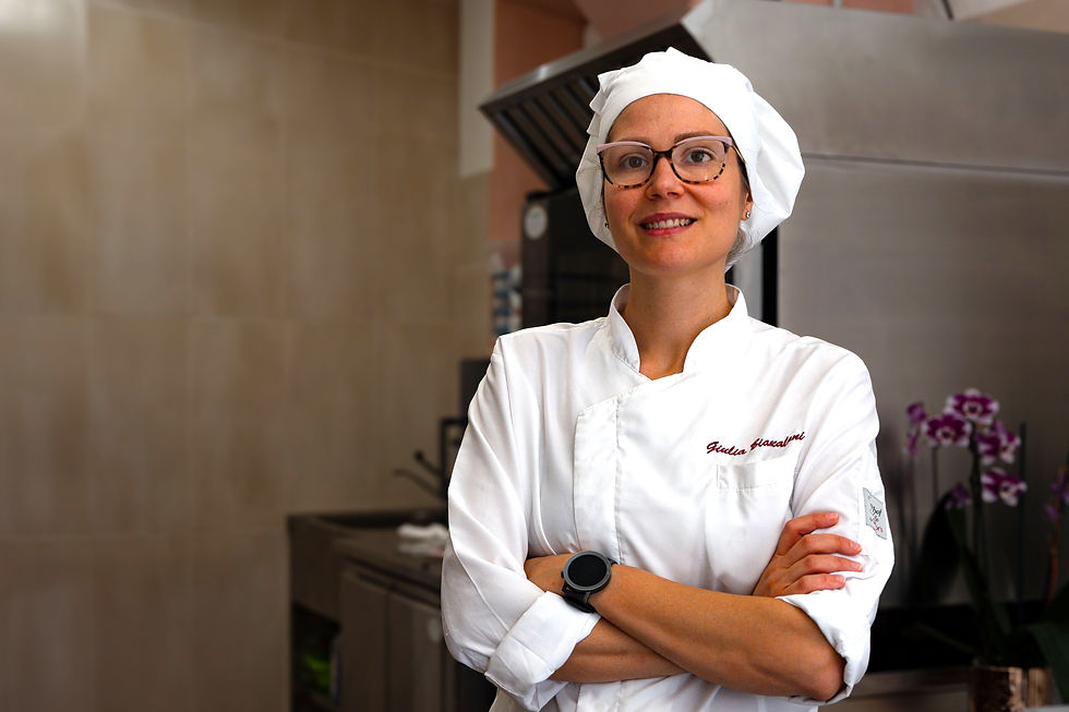 Primo piano della proprietaria e pasticcera Giulia Biancalani - @GiuliaPastryLab