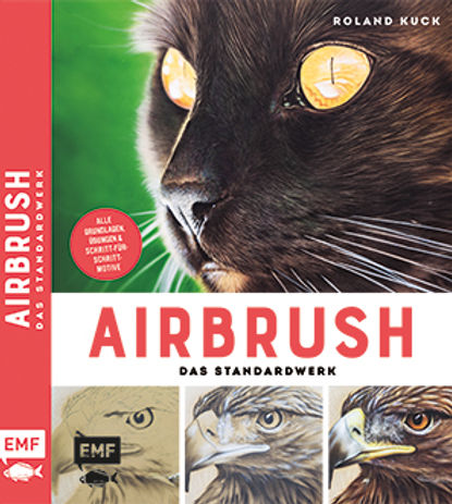 Das Bild zeigt das Cover des Buches "Airbrush - Das Standardwerk" von Roland Kuck. Im oberen Bereich dominiert eine detailreiche Nahaufnahme des Kopfes einer schwarzen Katze mit leuchtend gelben Augen. Die feinen Details des Fells und die Reflexionen in den Augen sind gut erkennbar. Der mittlere Bereich des Covers zeigt in großen, orangefarbenen Buchstaben das Wort "AIRBRUSH", darunter in kleineren, schwarzen Buchstaben "DAS STANDARDWERK". Im unteren Bereich sind drei kleinere Abbildungen von Airbrush-Kunstwerken zu sehen. Links ist eine Bleistiftzeichnung eines Adlerkopfes mit gelben Augen dargestellt. In der Mitte ist der Kopf eines Adlers im Profil zu sehen, dessen Gefieder in verschiedenen Brauntönen schattiert ist. Rechts ist ein weiterer Adlerkopf abgebildet, diesmal mit dem Blick nach vorne gerichtet und mit scharfen Details im Bereich des Schnabels und der Augen. Links auf dem Cover befindet sich ein vertikaler roter Streifen mit dem Wort "AIRBRUSH" in weißer Schrift.