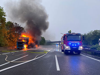 Einsatz Nr. 7, Fahrzeugbrand groß, LKW auf A2