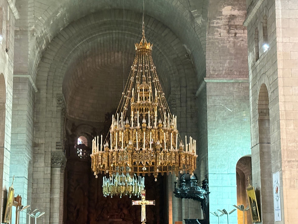 5 lustres de cuivres qui illuminent les travées de la cathédrale Saint-Front ? L’architecte Abadie les a dessinés. Mais ils ont surtout servi à Notre-Dame de Paris, pour éclairer le mariage de Napoléon III et d’Eugénie de Montijo, en janvier 1853 !