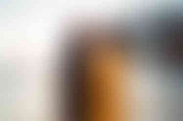 Coppia che si guarda in  spiaggia a masua al tramonto con il pan di zucchero nello sfondo