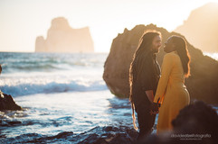 Coppia che si guarda in  spiaggia a masua al tramonto con il pan di zucchero nello sfondo