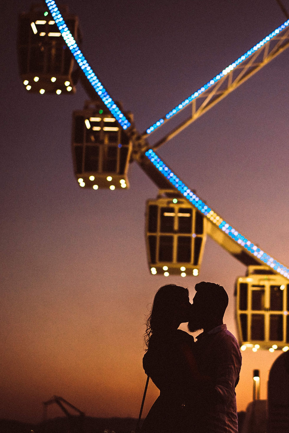 fidanzati al porto di cagliari, molo ichnusa, bacio davanti alla ruota panoramica, foto rubate, fotografia prematrimoniale a cagliari sardegna