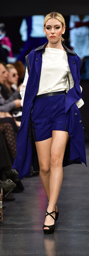 Trench smanicato blu elettrico con dettagli in ecopelle, blusa con maniche in chiffon stampate dichiarazione dei diritti della donna e della cittadina, pantaloncini