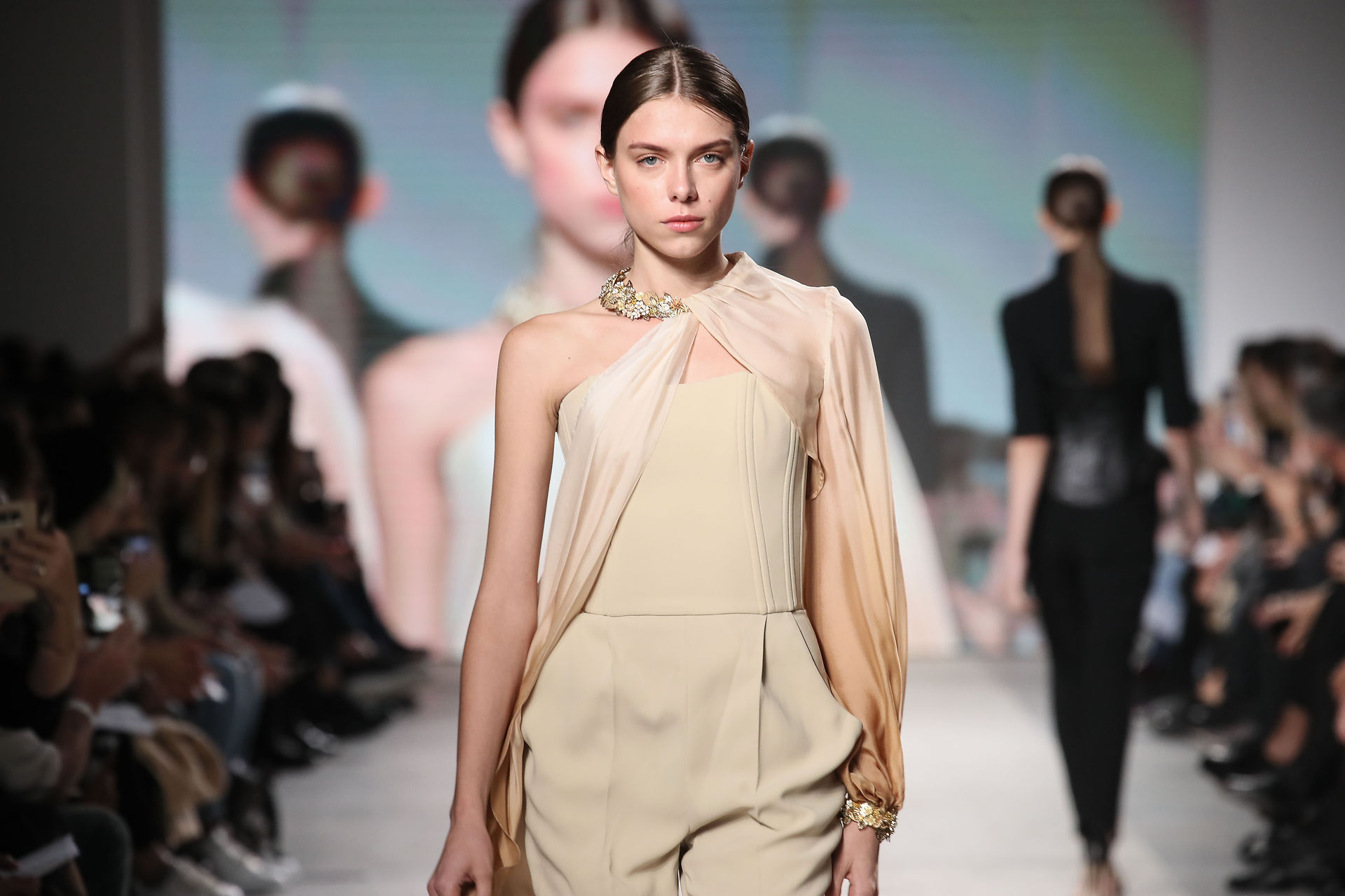 Tutone in cady beige con spolverino in chiffon di seta sfumato con collo e polsino gioiello