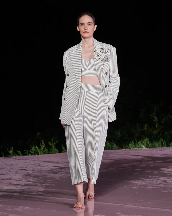 תצוגת האופנה Carolina Herrera Resort 2024 שנערכה בלב ריו דה ז'נרו