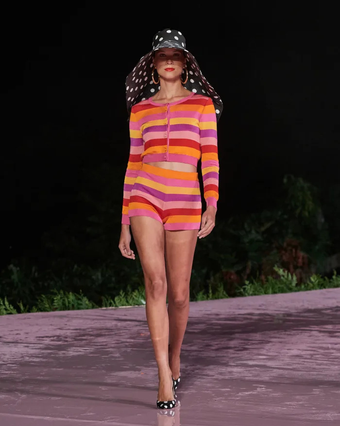 תצוגת האופנה Carolina Herrera Resort 2024 שנערכה בלב ריו דה ז'נרו
