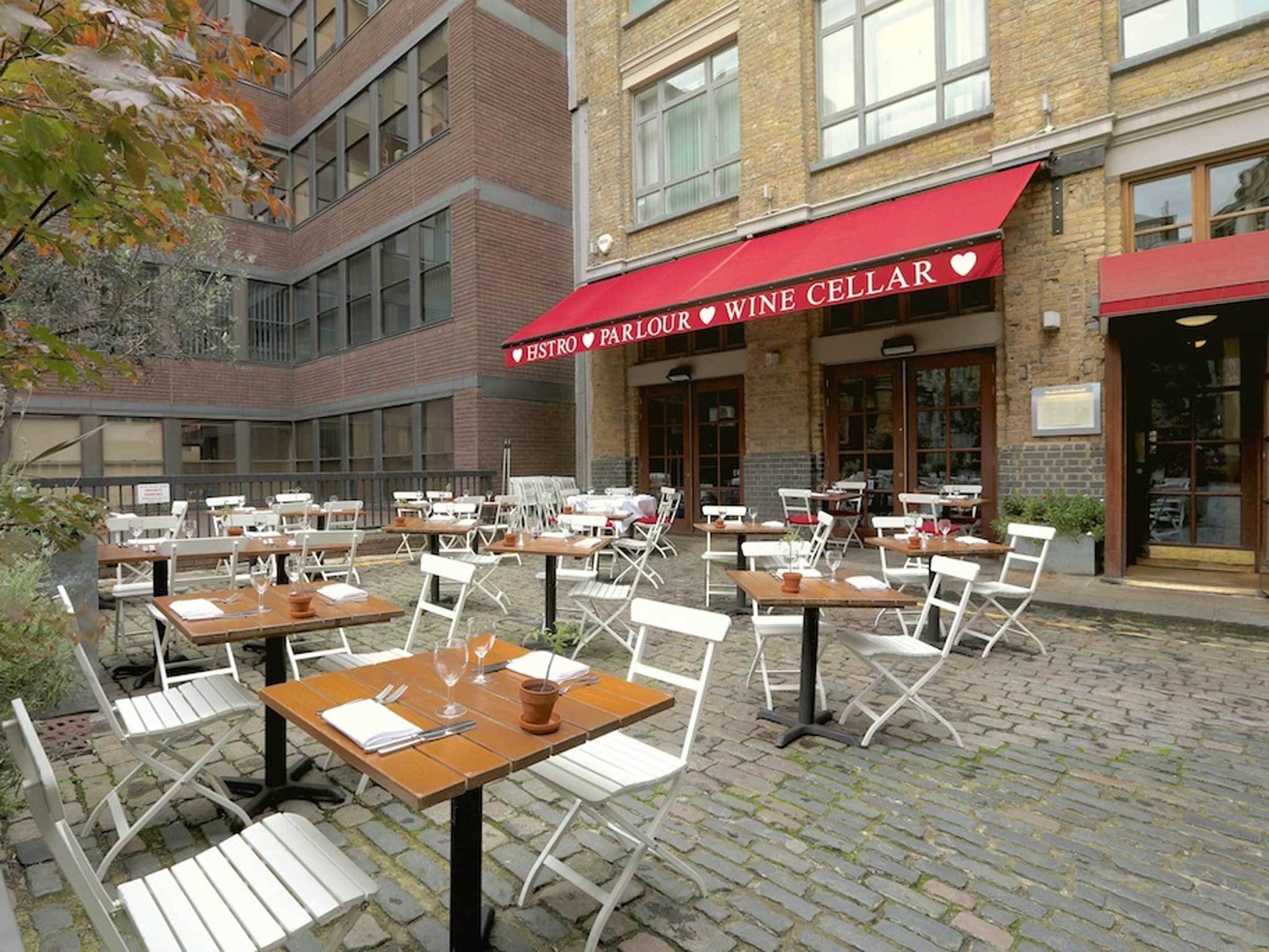 Al fresco dining is eating outside