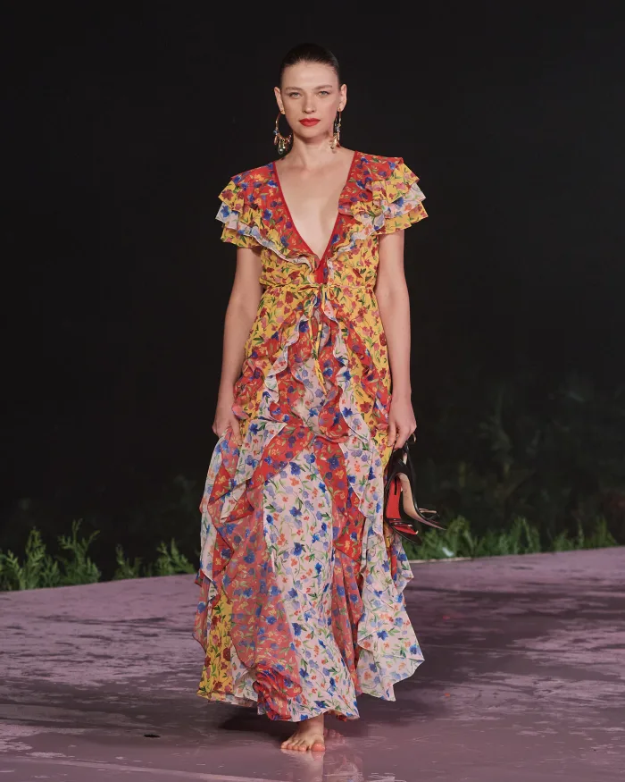 תצוגת האופנה Carolina Herrera Resort 2024 שנערכה בלב ריו דה ז'נרו