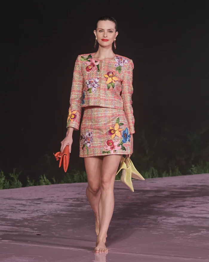 תצוגת האופנה Carolina Herrera Resort 2024 שנערכה בלב ריו דה ז'נרו