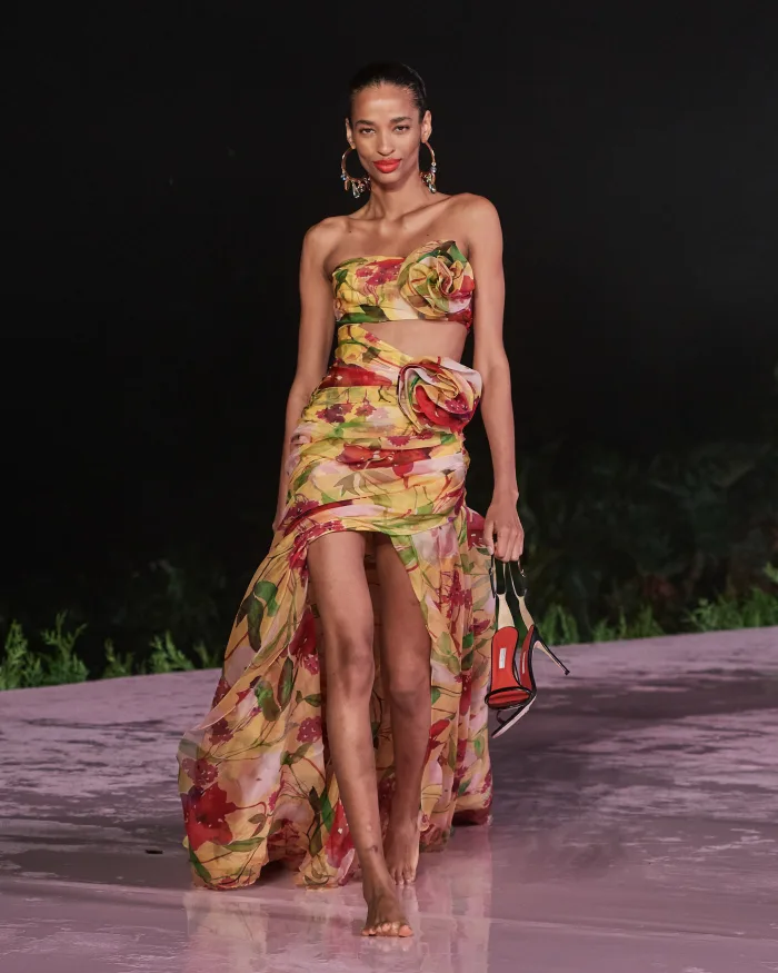 תצוגת האופנה Carolina Herrera Resort 2024 שנערכה בלב ריו דה ז'נרו