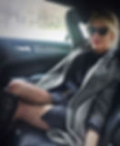 בחורה במכונית
