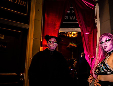 Foto van twee personen in drag 1 met Fuchsia drag makeup, de andere met Fuchsia drag makeup in de stijl van artiest 'Hungry'