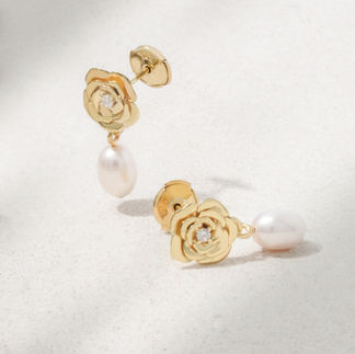 Rose-shaped gold earrings with pearls Lieves Jewels. What are the Must-Have Pearl Jewellery Pieces a Woman Should Have in Her Jewellery Box?