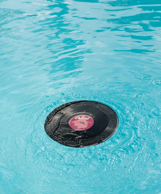record floating on a pool 