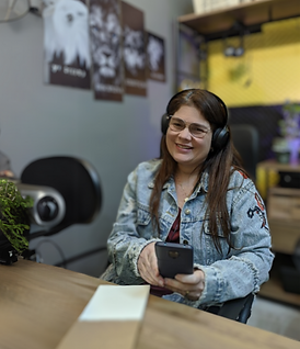 Aline com microfone.png