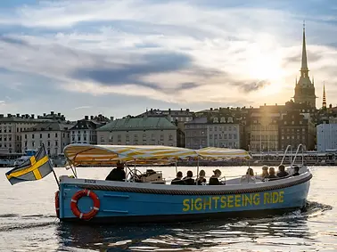 boat-tour-infront-of-oldtown.RNS7Bvp-_2u65a8.webp