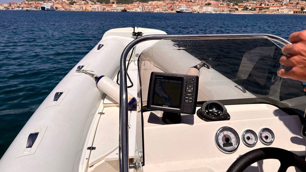 LED 590 with 150 Hp boat hire Sardinia | Cannigone