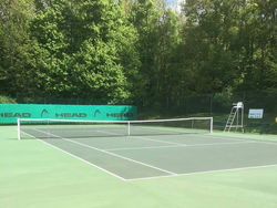 Deux courts extérieurs en résine