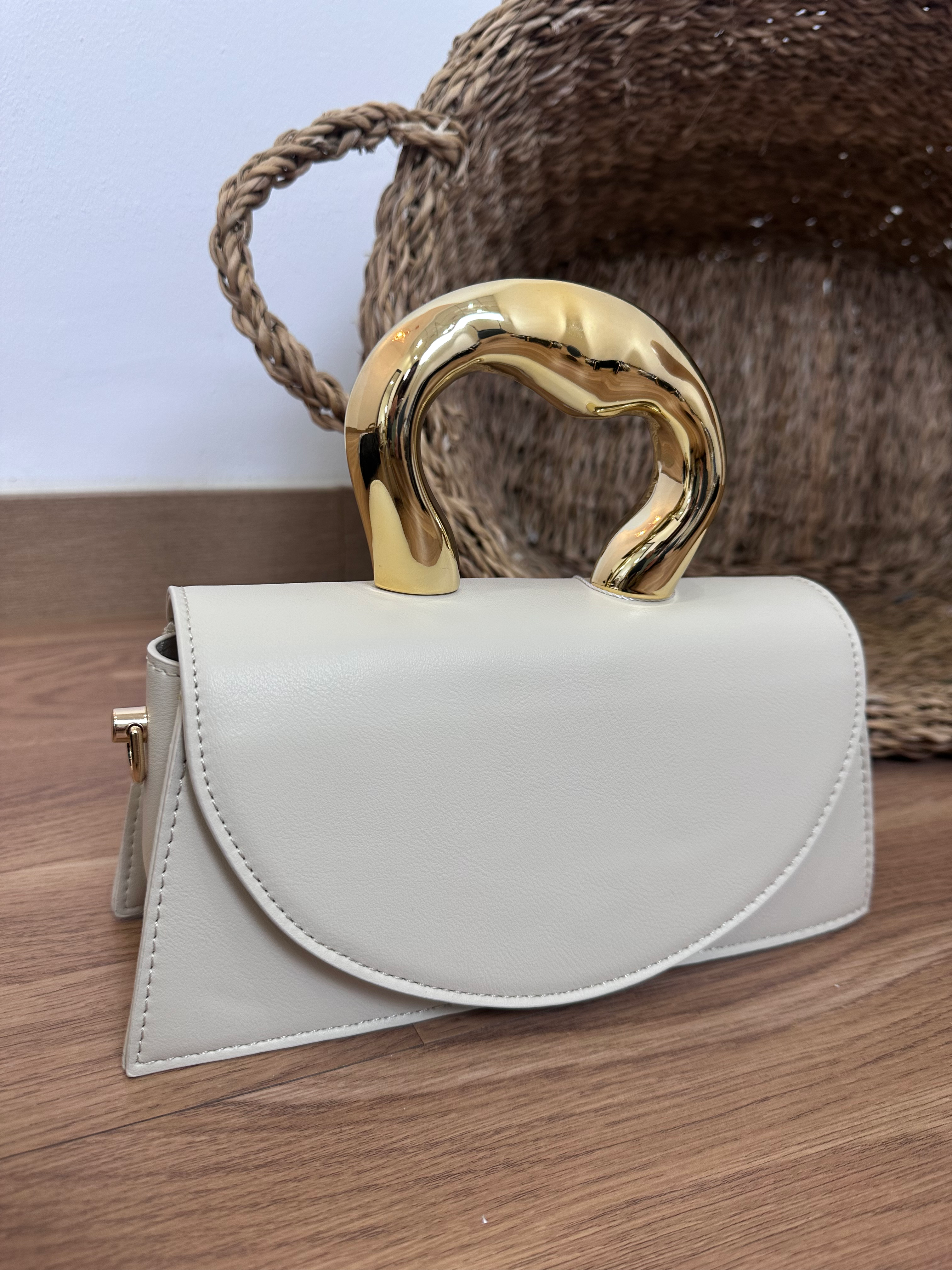 Bolso asa dorada beige