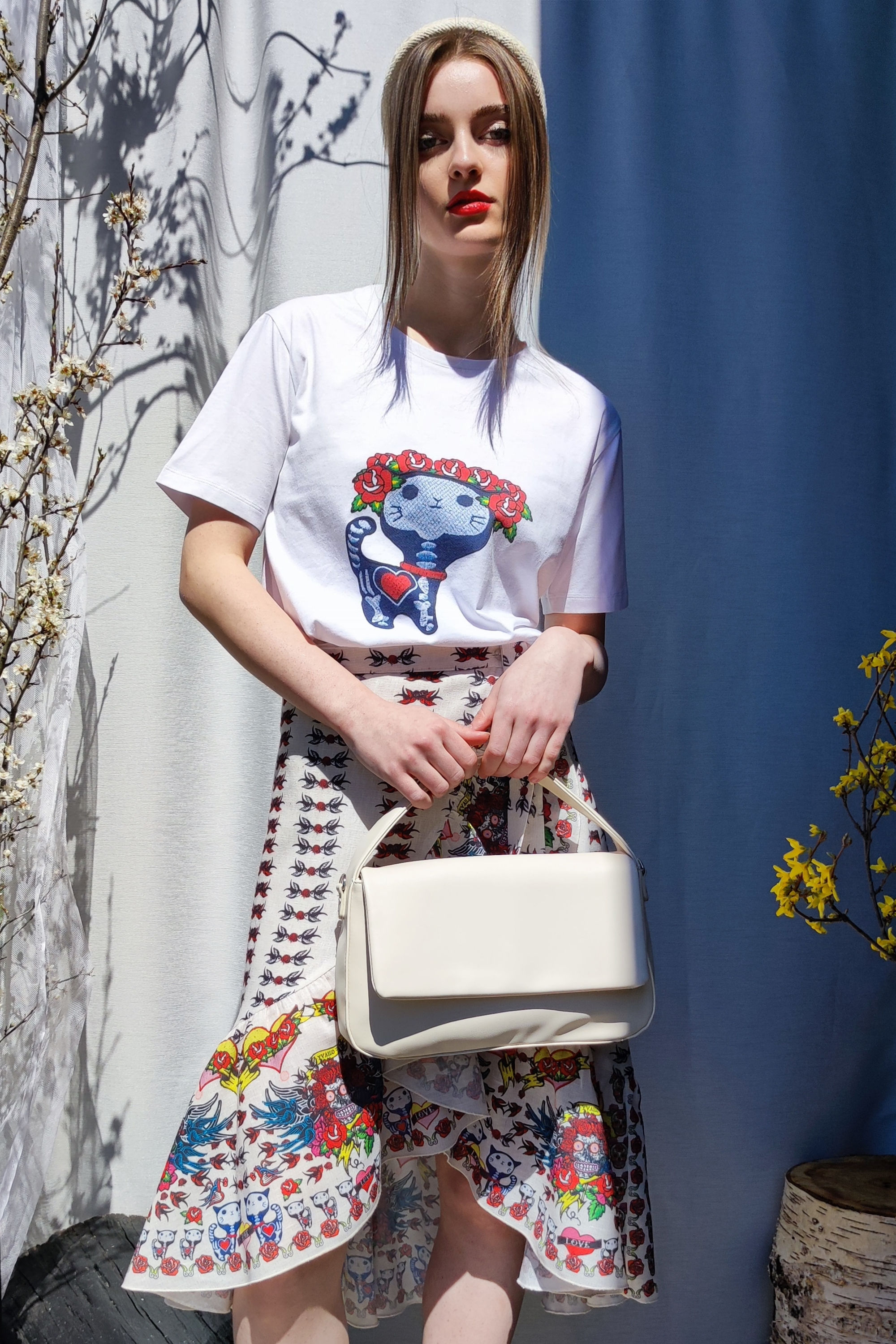 | KITTY WITH THE ROSES | tee