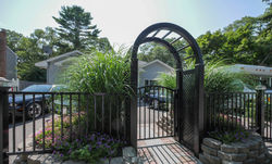 Aluminum gate w/ Pagoda in Black