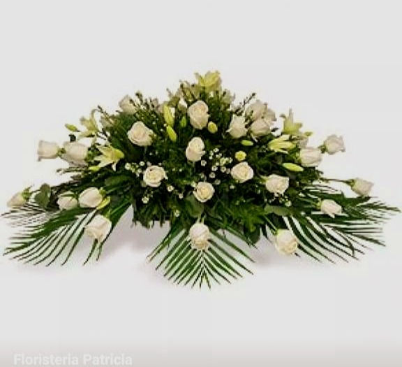 Tributo de lirios y rosa blanca