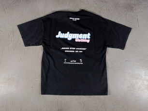 T-Shirt mit kleinem Frontprint und großem Rückendruck – Siebdruck mit Neonfarben und Puff-Effekt, hergestellt in Portugal