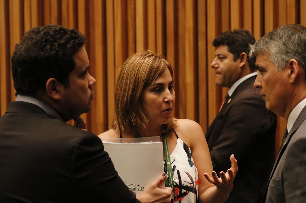 Diretoria do SindEnfermeiro se coloca contra o projeto, diante dos parlamentares e do Chefe da Casa Civil, Sérgio Sampaio (dir.)
