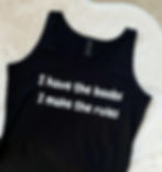 Tanktop met de tekst: 'I have the boobs, I make the rules' gedurfd en zelfverzekerd statement.