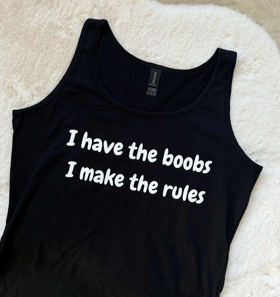 Tanktop met de tekst: 'I have the boobs, I make the rules' gedurfd en zelfverzekerd statement.