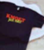 Unisex T-shirt met de tekst 'Kmoet just niks' casual en eigenwijs statement voor relaxte dagen.