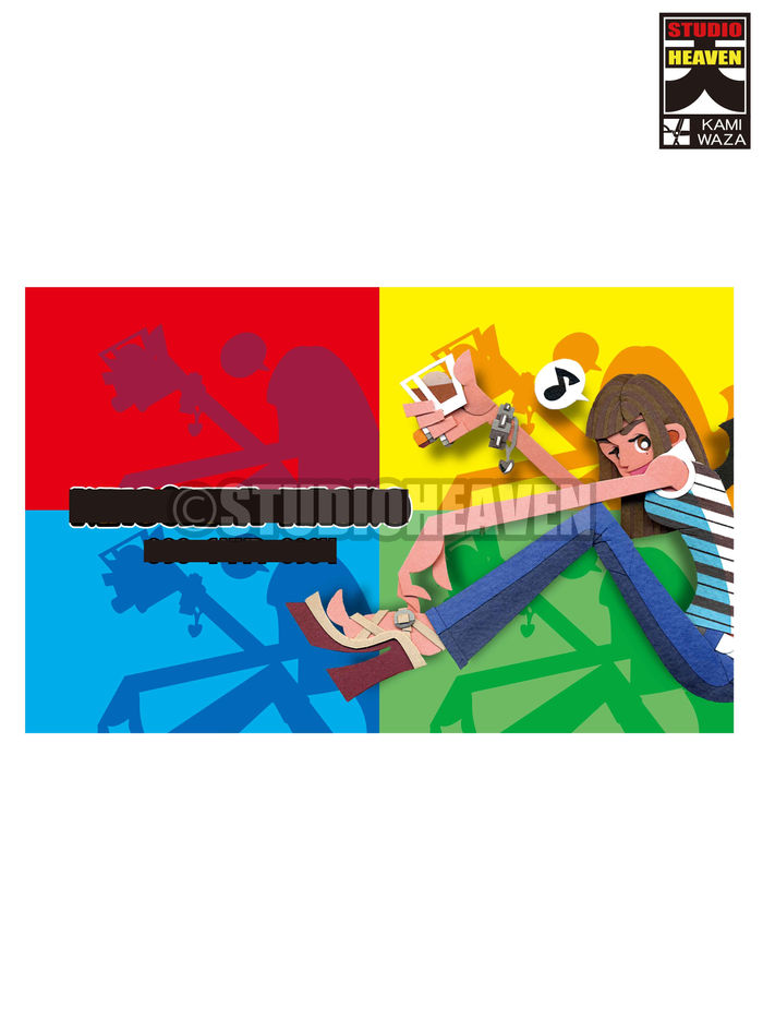 ロックグラスを持った女性が､三角座りをして､こちらを向いて微笑んでいる