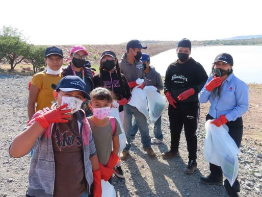 Minera Fresnillo participa con la comunidad en limpieza de Presa de Rivera