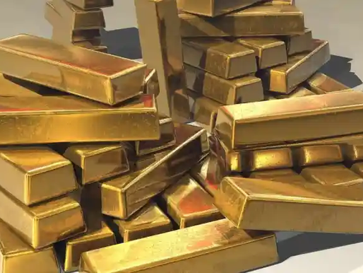 El oro sube ante baja del dólar, pero sigue rumbo a anotar una caída en el mes