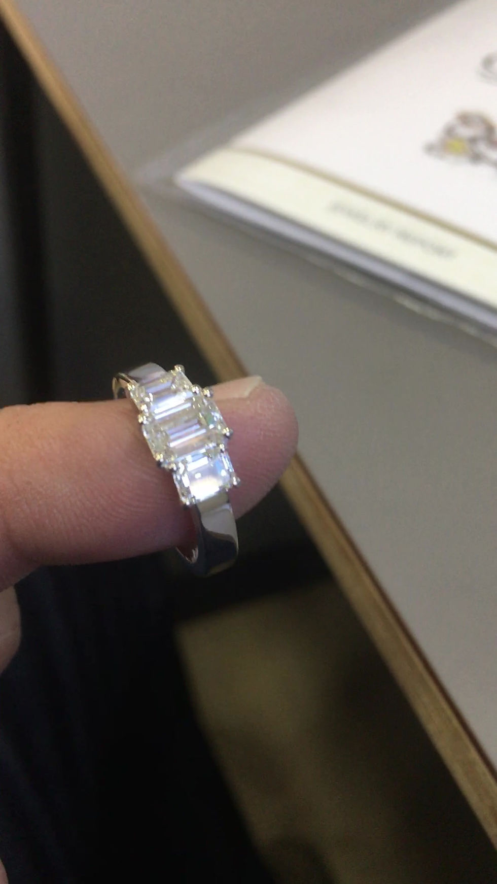 Миниатюра: Кольцо из 18-каратного белого золота с 3 бриллиантами изумрудной огранки, модель TRIO