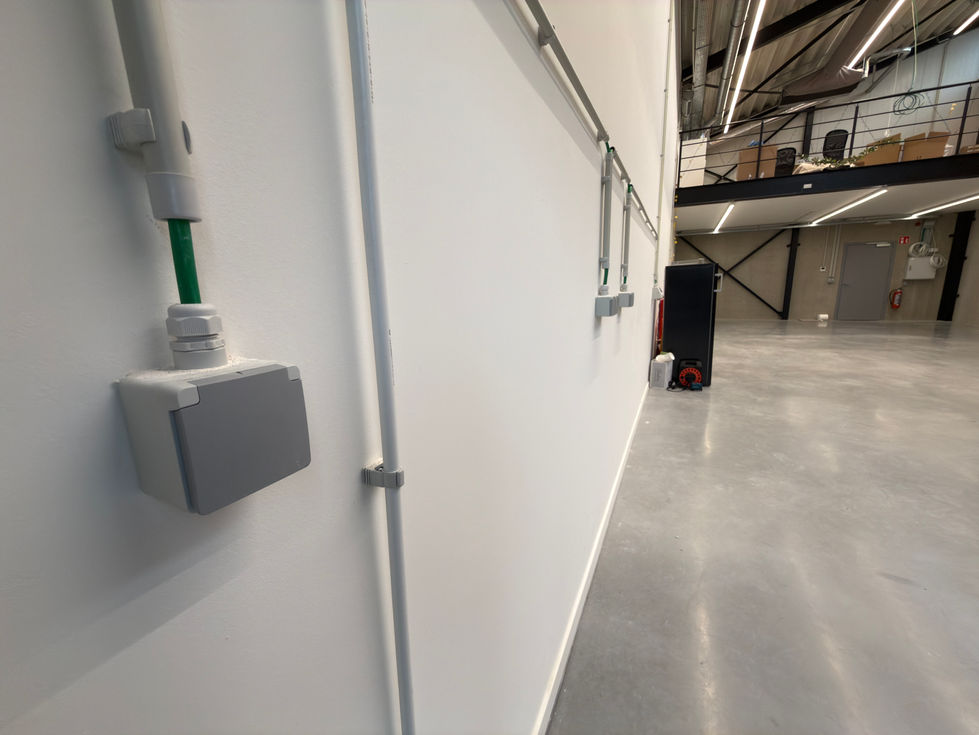 Hydro stopcontacten van Niko om stroom te verdelen doorheen het magazijn en het plaatsen van een extra waterleiding