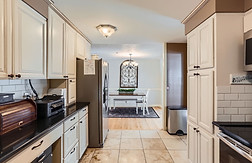 Seniors having lunch in a home-style dining area at Oswego Cottage, a family-style care home in Lake Oswego.