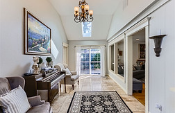 Cozy common area at Oswego Cottage senior care home in Beaverton, designed for comfort, socialization, and resident safety.