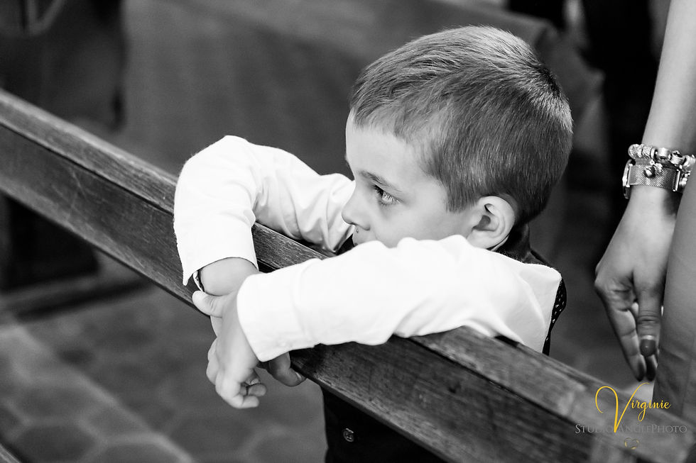 le fils des mariés observe ses parents pendant la cérémonie religieuse