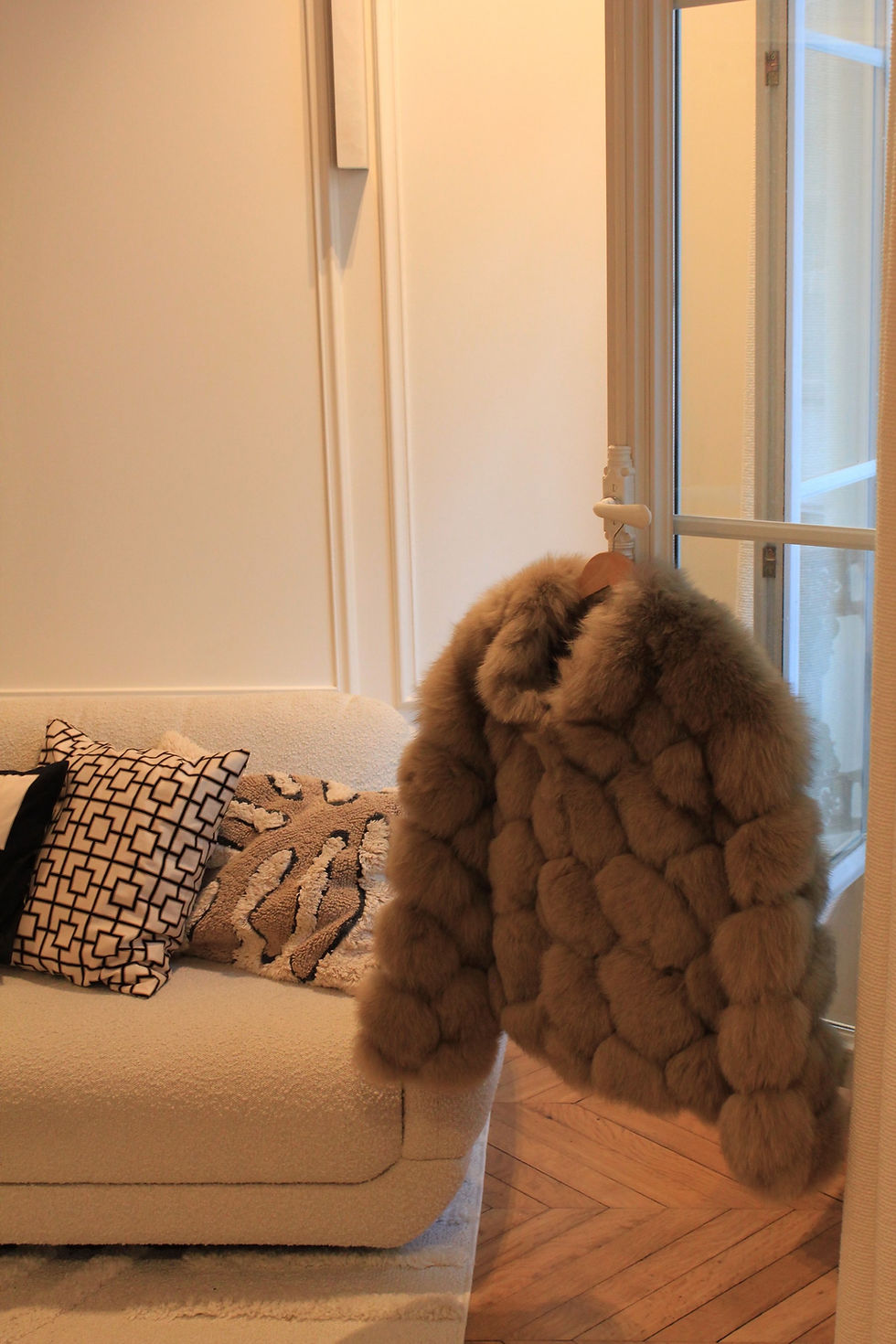 Thumbnail: Crossed fox fur coat