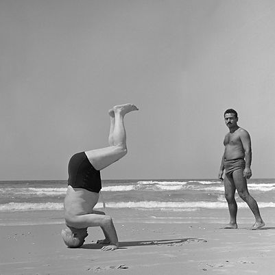 Der ehemalige israelische Ministerpräsident Ben-Gurion macht seinen berühten Kopfstand, den er erst im hohen Alter erlernte