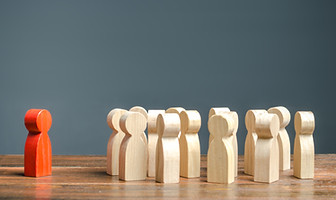 red-figurine-man-stands-aside-from-crowd