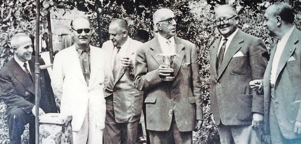 Ernesto Zarate i midten med vinnertrofeet, mens Bernardino Quintanillo (med solbriller) aksepterer nederlaget. (Foto: Wines of Galicia)