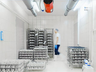 hombre trabajando en una cámara de frío