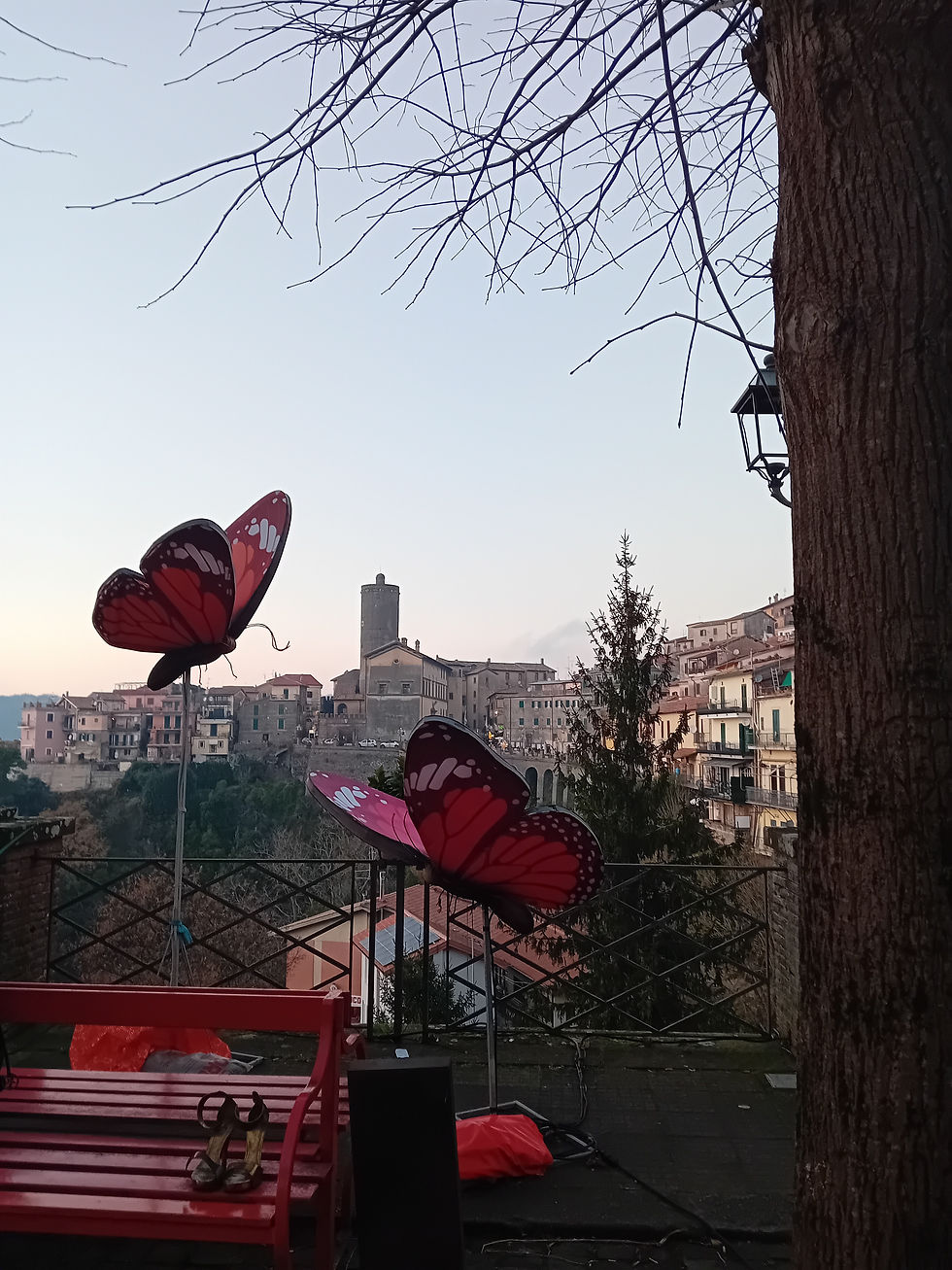 NO, la panchina rossa di Marco Manzo a Nemi, Roma