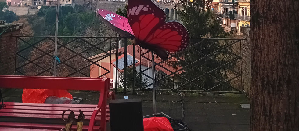 NO, la panchina rossa di Marco Manzo a Nemi, Roma