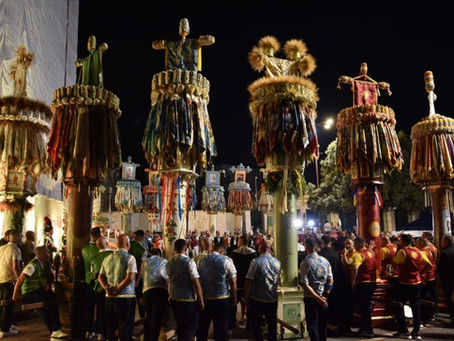 I tredici ceri al termine della processione riuniti davanti la Chiesa di Santa Maria di Betlem a Sassari 