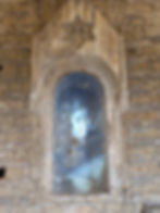 Foto di ragazza che ha vissuto all'interno del Real Palazzo dei Poveri alla mostra Ancora Qui